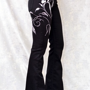  Nou Blugi evazați cu pictură florală, unicat - îmbrăcăminte și modă - haine damă - pantaloni damă - Artynos.ro