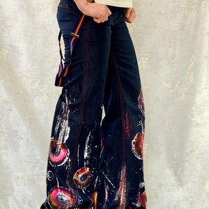 Blugi evazați, cu pictură abstractă, unicat - îmbrăcăminte și modă - haine damă - pantaloni damă - Artynos.ro