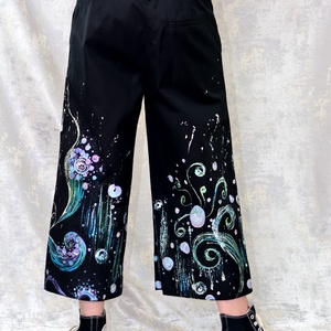 Pantaloni negri cu pictură florală, unicat - îmbrăcăminte și modă - haine damă - pantaloni damă - Artynos.ro
