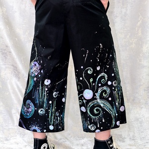 Pantaloni negri cu pictură florală, unicat - îmbrăcăminte și modă - haine damă - pantaloni damă - Artynos.ro