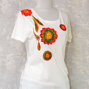 Tricou ivoire cu pictură florală, unicat - îmbrăcăminte și modă - haine damă - tricou și top de damă - Artynos.ro