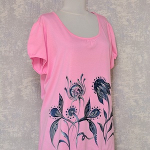 Tricou roz cu pictură florală, unicat - îmbrăcăminte și modă - haine damă - tricou și top de damă - Artynos.ro