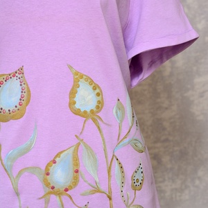 Tricou lila cu pictură florală, unicat - îmbrăcăminte și modă - haine damă - tricou și top de damă - Artynos.ro
