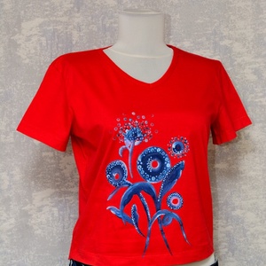 Tricou roșu cu pictură florală, unicat - îmbrăcăminte și modă - haine damă - tricou și top de damă - Artynos.ro