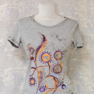 Tricou gri cu pictură florală, unicat, Imbracaminte si moda, Haine dama, Tricou si top de dama, Pictura, ARTYNOS
