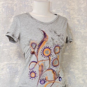 Tricou gri cu pictură florală, unicat - îmbrăcăminte și modă - haine damă - tricou și top de damă - Artynos.ro