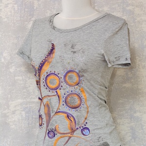 Tricou gri cu pictură florală, unicat - îmbrăcăminte și modă - haine damă - tricou și top de damă - Artynos.ro