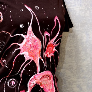 Tricou maro cu pictură florală, unicat - îmbrăcăminte și modă - haine damă - tricou și top de damă - Artynos.ro