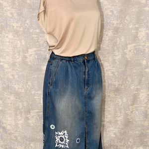 Fustă denim cu pictură florală, unicat - îmbrăcăminte și modă - haine damă - fustă damă - Artynos.ro