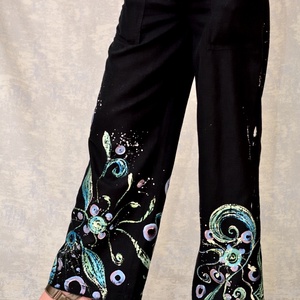 Pantaloni negri cu pictură florală, unicat - îmbrăcăminte și modă - haine damă - pantaloni damă - Artynos.ro