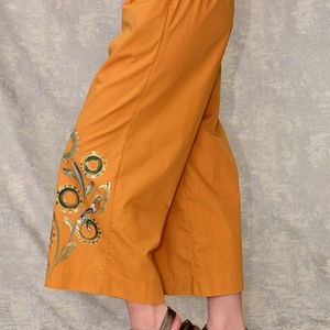 Pantaloni ocru cu pictură florală, unicat - îmbrăcăminte și modă - haine damă - pantaloni damă - Artynos.ro