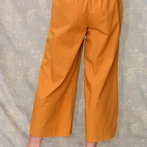 Pantaloni ocru cu pictură florală, unicat - îmbrăcăminte și modă - haine damă - pantaloni damă - Artynos.ro