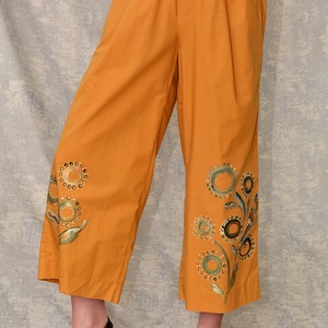 Pantaloni ocru cu pictură florală, unicat - îmbrăcăminte și modă - haine damă - pantaloni damă - Artynos.ro