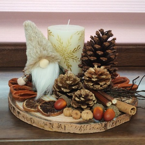 Aranjament rustic handmade, Gnomul Festiv cu lumânare albă și detalii aurii - crăciun - decorațiuni de advent - decor pentru masa de advent - Artynos.ro