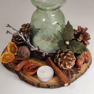 Aranjament festiv cu brăduț în suport de sticlă și bază de lemn natural - crăciun - decorațiuni de crăciun de casă - decor pentru masă de crăciun - Artynos.ro