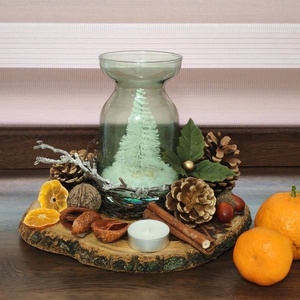 Aranjament festiv cu brăduț în suport de sticlă și bază de lemn natural - crăciun - decorațiuni de crăciun de casă - decor pentru masă de crăciun - Artynos.ro