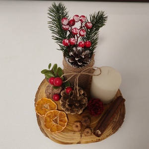 Aranjament Festiv Rustic cu Conuri si Boabe Rosii  Decor Perfect pentru Sarbatori - Artynos.ro