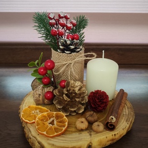 Aranjament Festiv Rustic cu Conuri și Boabe Roșii  Decor Perfect pentru Sărbători - crăciun - decorațiuni de advent - decor pentru masa de advent - Artynos.ro
