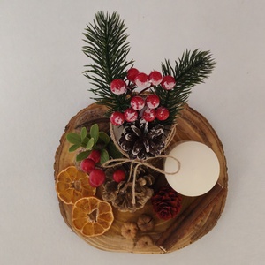 Aranjament Festiv Rustic cu Conuri și Boabe Roșii  Decor Perfect pentru Sărbători - crăciun - decorațiuni de advent - decor pentru masa de advent - Artynos.ro
