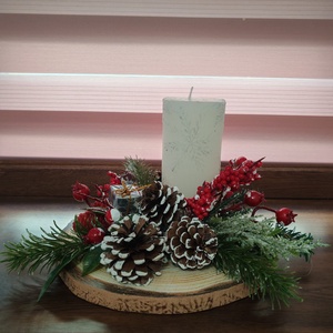 Aranjament de Crăciun cu lumânare albă  decor elegant și natural pentru sărbători - crăciun - decorațiuni de crăciun de casă - decor pentru masă de crăciun - Artynos.ro