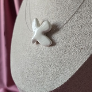 Colier cu fir transparent si pandantiv turturica din ceramica, Bijuterii, Coliere, Coliere din margele, Altele, ARTYNOS