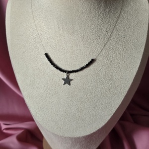 Colier pe fir transparent cu mărgele negre - bijuterii - coliere - coliere din mărgele - Artynos.ro