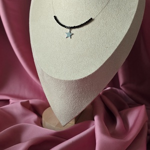 Colier pe fir transparent cu mărgele negre - bijuterii - coliere - coliere din mărgele - Artynos.ro