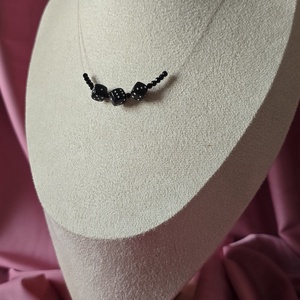 Colier pe fir transparent si margele negre - bijuterii - coliere - coliere din mărgele - Artynos.ro