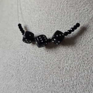 Colier pe fir transparent si margele negre - bijuterii - coliere - coliere din mărgele - Artynos.ro