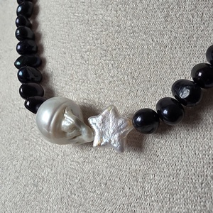 Colier din perle de cultură negre și perlă barocă - bijuterii - coliere - coliere din perle - Artynos.ro