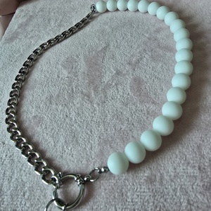 Colier din mărgele albe mate și lanț din oțel inoxidabil. - bijuterii - coliere - coliere din mărgele - Artynos.ro