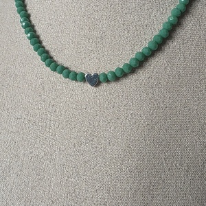 Colier din mărgele verzi și pandantiv inimă - bijuterii - coliere - coliere din mărgele - Artynos.ro