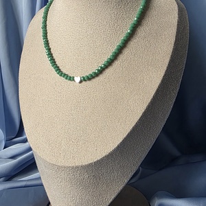 Colier din mărgele verzi și pandantiv inimă - bijuterii - coliere - coliere din mărgele - Artynos.ro