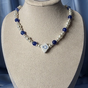 Colier din perle sintetice si pandantiv din ceramica, Bijuterii, Coliere, Coliere din margele, Confectionarea bijuteriilor, ARTYNOS