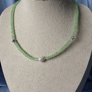 Colier din margele verzi, stelute de hematit si perla de cultura., Bijuterii, Coliere, Coliere din margele, Confectionarea bijuteriilor, ARTYNOS