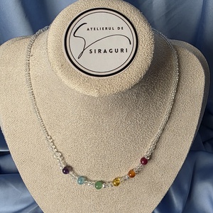 Colier din mărgele transparente și cele 7 chakre - bijuterii - coliere - coliere din mărgele - Artynos.ro