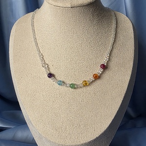 Colier din mărgele transparente și cele 7 chakre - bijuterii - coliere - coliere din mărgele - Artynos.ro