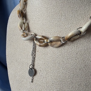 Colier de vara cu scoici din acril - bijuterii - coliere - coliere din mărgele - Artynos.ro