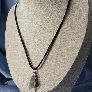 Colier cu șnur din piele și perle de cultură barocă - bijuterii - coliere - coliere din mărgele - Artynos.ro