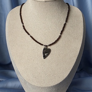 Colier din margele maro si pandantiv inima din otel inoxidabil, Bijuterii, Coliere, Coliere din margele, Confectionarea bijuteriilor, ARTYNOS