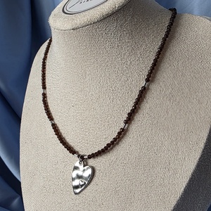 Colier din mărgele maro și pandantiv inimă din oțel inoxidabil - bijuterii - coliere - coliere din mărgele - Artynos.ro