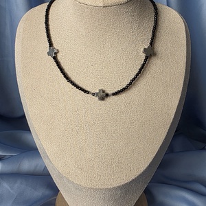 Colier din margele negre si cruce de hematit, Bijuterii, Coliere, Coliere din margele, Confectionarea bijuteriilor, ARTYNOS