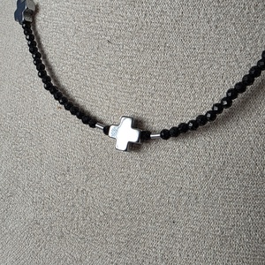 Colier din mărgele negre și cruce de hematit - bijuterii - coliere - coliere din mărgele - Artynos.ro