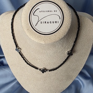 Colier din mărgele negre și cruce de hematit - bijuterii - coliere - coliere din mărgele - Artynos.ro