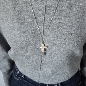 Colier cu lant lung din otel inoxidabil si pandantiv cruce din perle de cultura., Bijuterii, Coliere, Coliere din perle, Confectionarea bijuteriilor, ARTYNOS