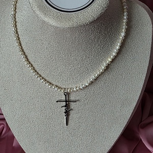 Colier din perle de cultură cu pandantiv cruce - bijuterii - coliere - coliere din perle - Artynos.ro