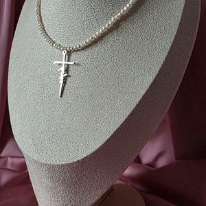 Colier din perle de cultură cu pandantiv cruce - bijuterii - coliere - coliere din perle - Artynos.ro