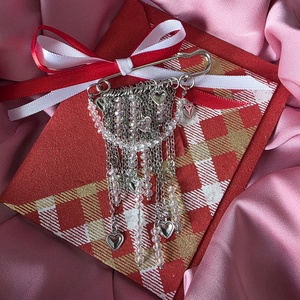 Broșă realizată manual din oțel inoxidabil, cu lanțuri fine și mărgele fațetate transparente - bijuterii - mărțișor - Artynos.ro