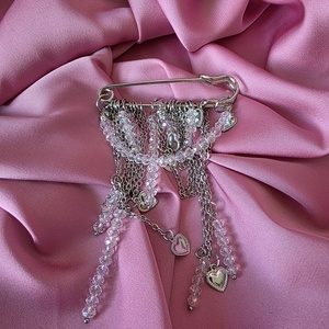 Brosa realizata manual din otel inoxidabil, cu lanturi fine si margele fatetate transparente, Bijuterii, Martisor, Confectionarea bijuteriilor, ARTYNOS