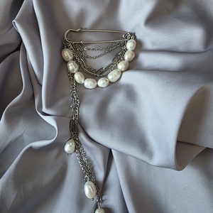 Brosă  cu perle de cultură și lanțuri din oțel inoxidabil  - bijuterii - broșe - Artynos.ro